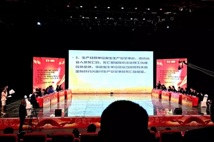 参赛选手认真答题